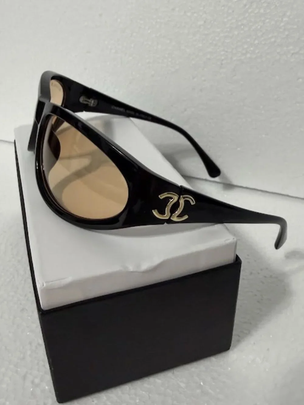 Black Oval Wrap Sunglasses Brown Lenses Gold Logo Detail 63-20-115